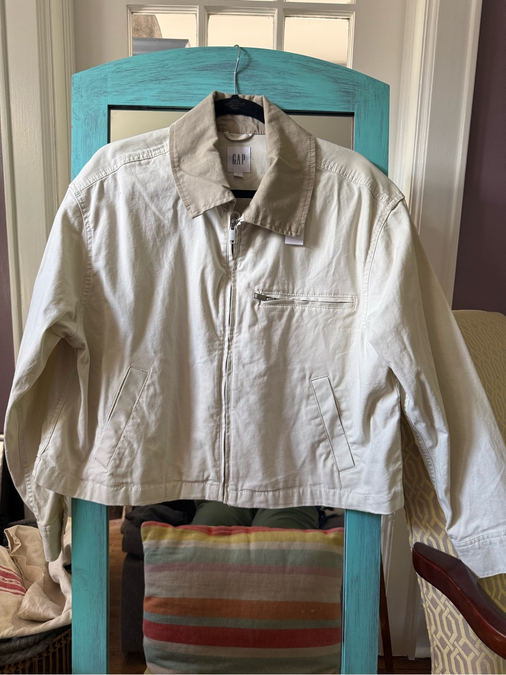 GAP NWT Women’s Cropped Chore Jacket
Cream color with contrast collar .
Sz Large
